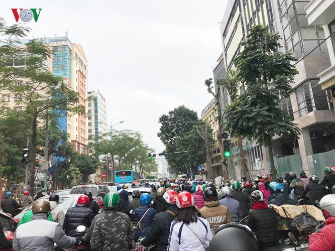 Ùn tắc giao thông trước ngã tư cắt giữa Láng Hạ và đường Đê La Thành.