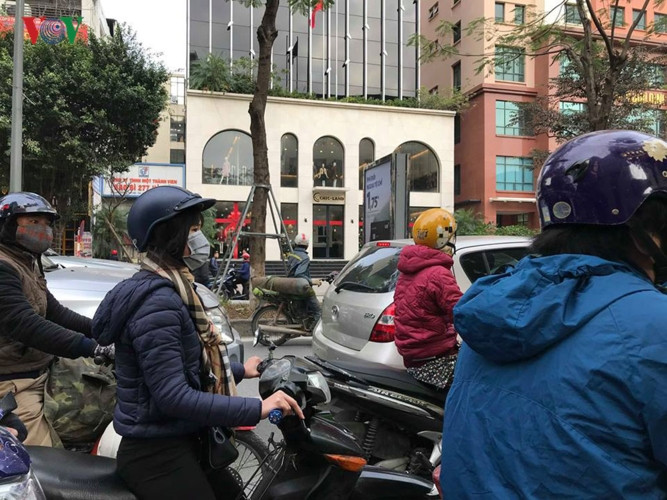 Các phương tiện ních từng cm trên đường Láng Hạ.