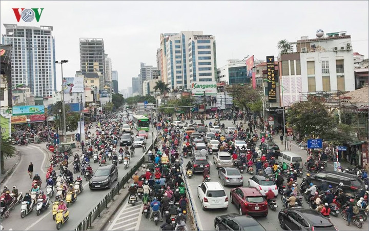 Người đi xe máy tràn hết vào đường BRT.