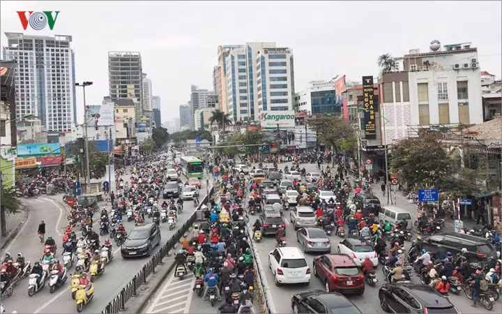 Người đi xe máy tràn hết vào đường BRT.