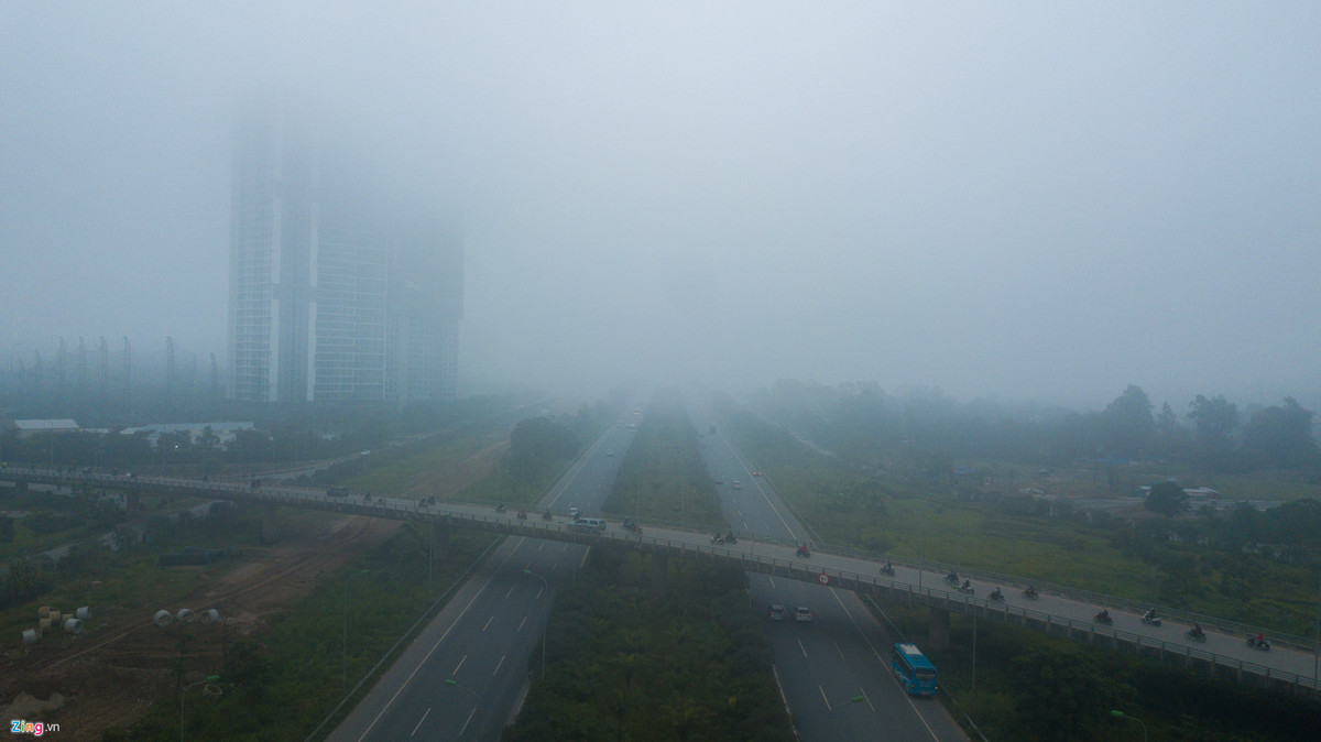 Từ đêm 6/1 đến sáng 7/1, toàn thành phố Hà Nội bị bao phủ bởi màn sương dày đặc, cộng thêm hiện tượng mưa phùn khiến việc di chuyển của người dân gặp nhiều khó khăn. Độ ẩm không khí ở thủ đô sáng nay là trên 90%, đến trưa vẫn gần như không giảm.