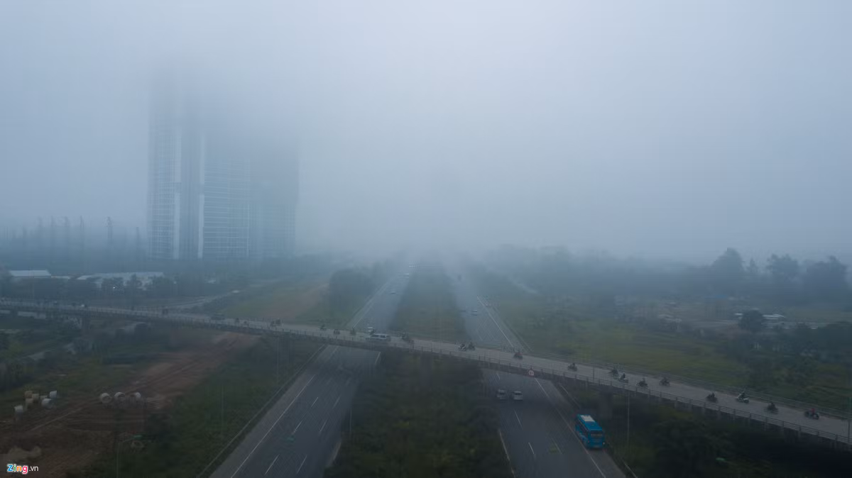 Từ đêm 6/1 đến sáng 7/1, toàn thành phố Hà Nội bị bao phủ bởi màn sương dày đặc, cộng thêm hiện tượng mưa phùn khiến việc di chuyển của người dân gặp nhiều khó khăn. Độ ẩm không khí ở thủ đô sáng nay là trên 90%, đến trưa vẫn gần như không giảm.