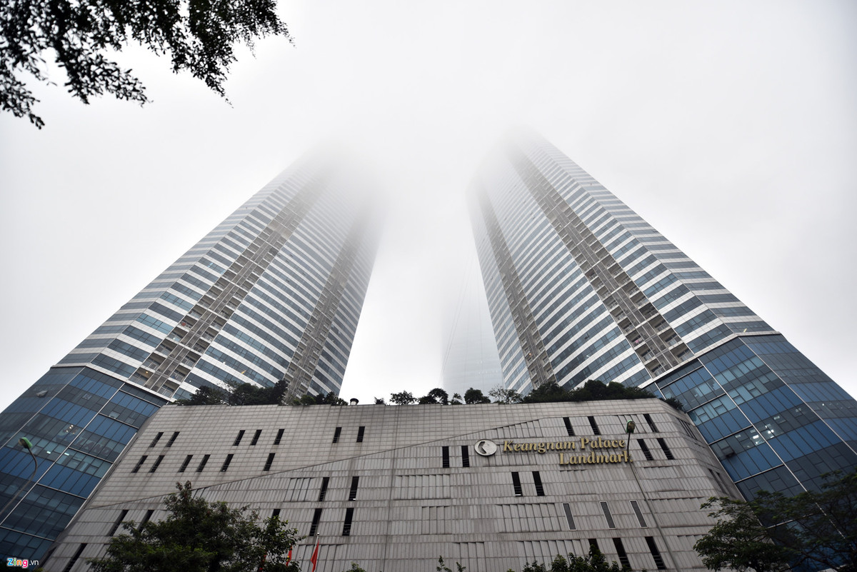 Phần nóc của các toà nhà chọc trời như Keangnam gần như không thể quan sát từ dưới chân.