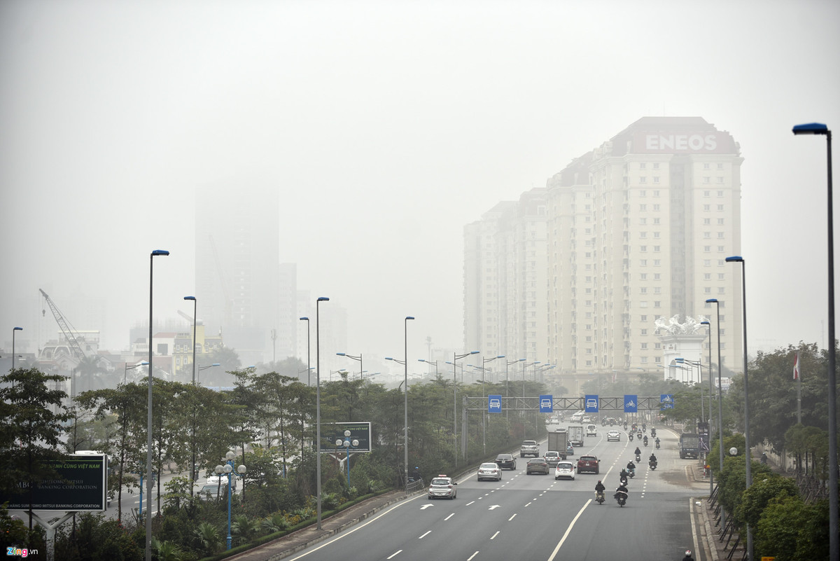 Một số toà chung cư cao tầng trên đường Võ Chí Công không quan sát được từ xa như bình thường. So với tuần trước, thời tiết ở Hà Nội và các tỉnh phía Bắc đã ấm lên nhiều. Nhiệt độ ở thủ đô dao động từ khoảng 17 độ C đến trên 20 độ C, kèm mưa nhỏ.