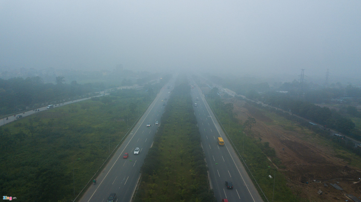 Khu vực đường vành đại 3, Đại lộ Thăng Long hầu như không thể quan sát rõ đường xá bởi sương mù quá dày.