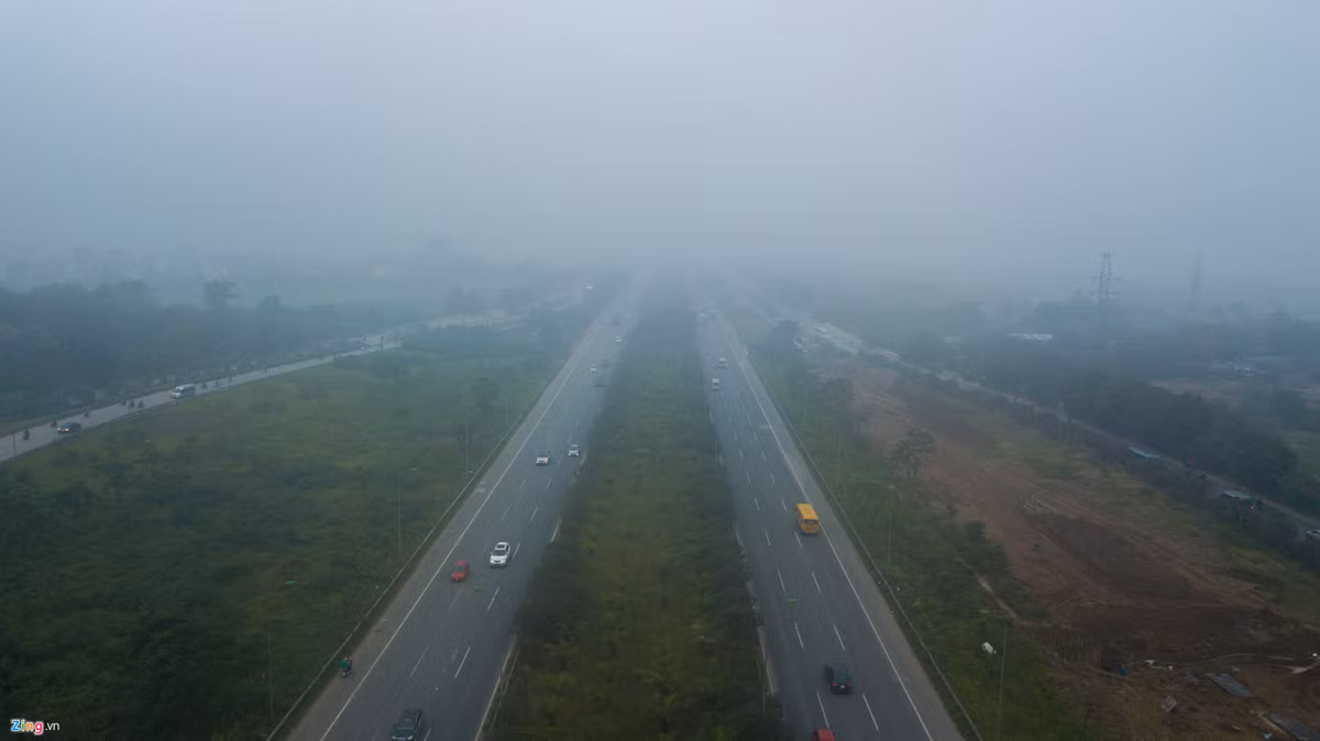 Khu vực đường vành đại 3, Đại lộ Thăng Long hầu như không thể quan sát rõ đường xá bởi sương mù quá dày.