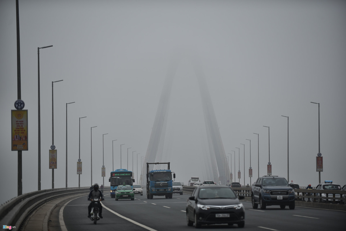 Các nhịp của cây cầu Nhật Tân cũng dường như biến mất. Ở khu vực ven sông độ ẩm cao hơn nội thành nên càng về trưa, hiện tượng mù càng mạnh