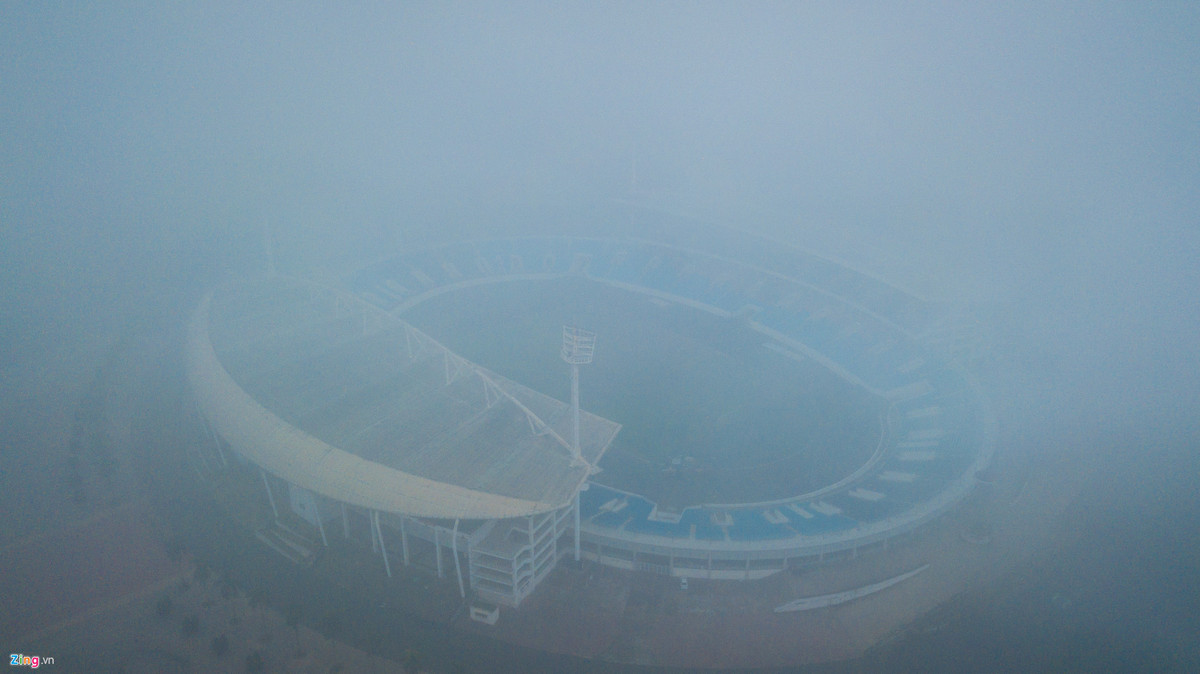 Sân vận động Mỹ Đình gần như "biến mất" hoàn toàn trong màn sương mù dày đặc khi nhìn từ trên cao.