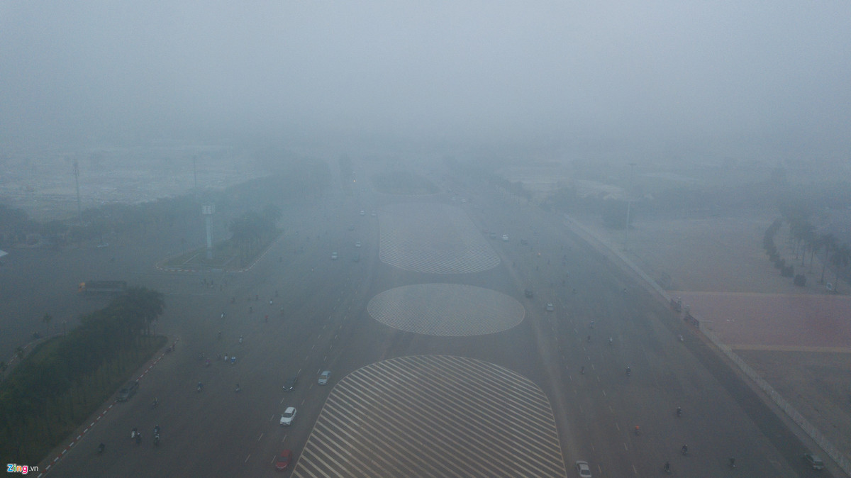 Khu vực quảng trường trước SVĐ Mỹ Đình cũng mờ mịt.