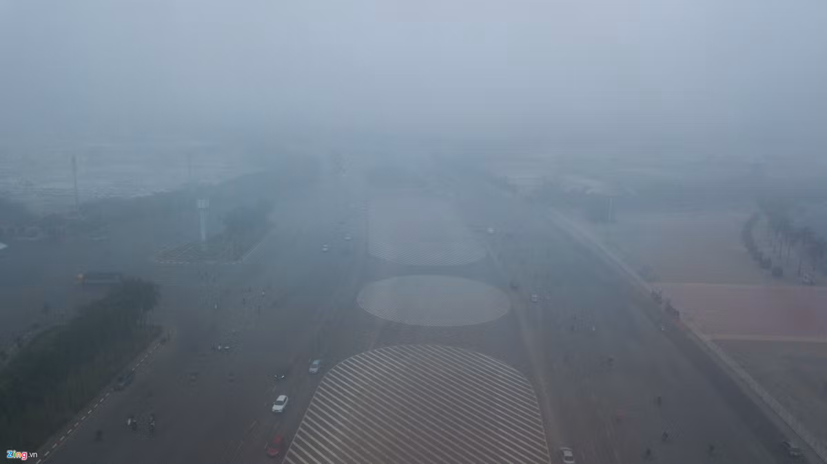 Khu vực quảng trường trước SVĐ Mỹ Đình cũng mờ mịt.