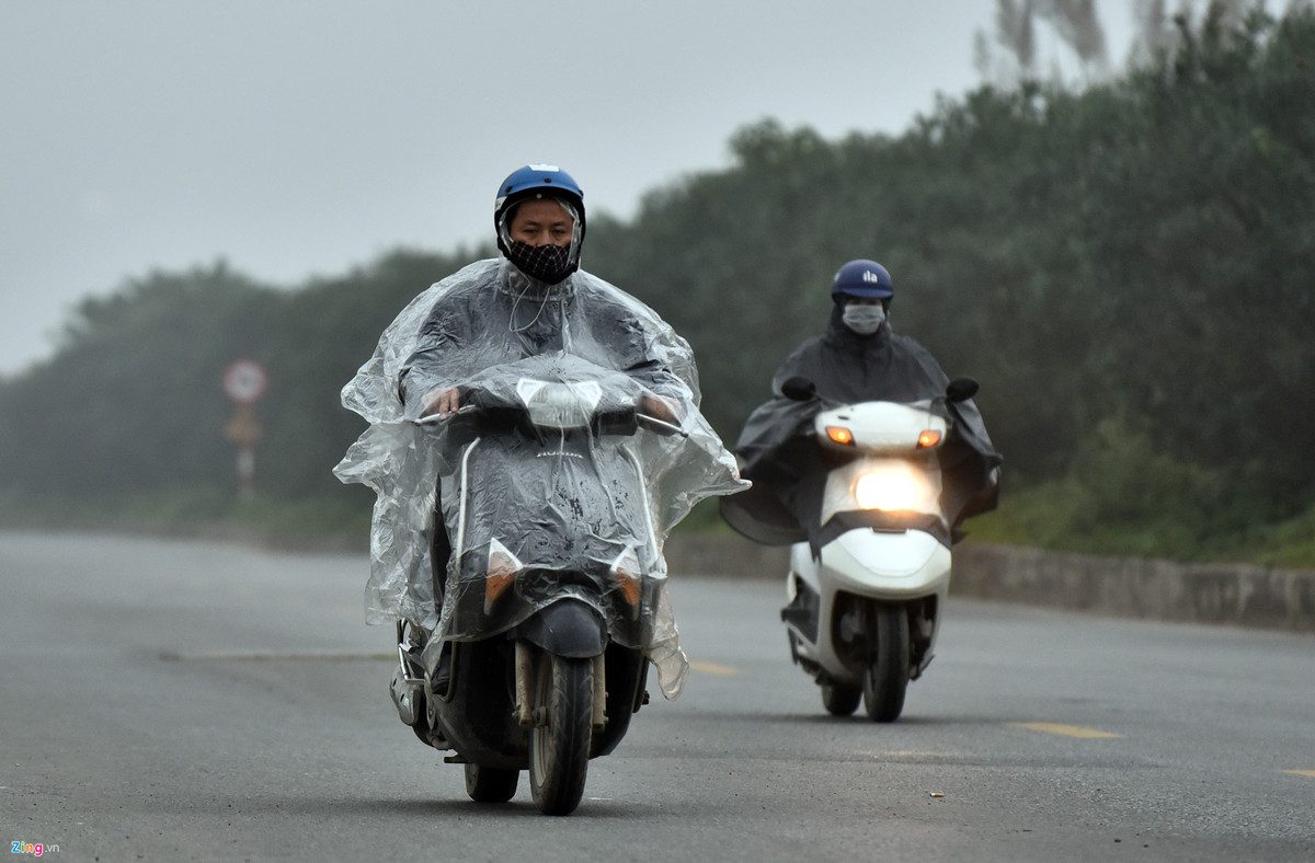 Màn sương dày dẫn đến hiện tượng mù hóa sang mưa. Người dân phải mặc áo mưa và bật đèn khi di chuyển trên đường.