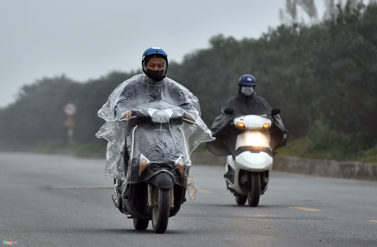 Màn sương dày dẫn đến hiện tượng mù hóa sang mưa. Người dân phải mặc áo mưa và bật đèn khi di chuyển trên đường.