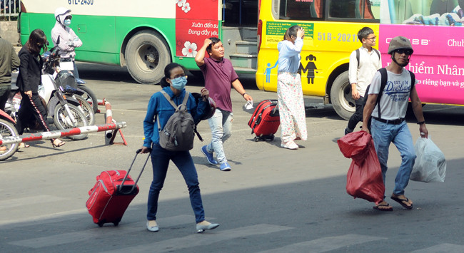 Những ngày qua, lượng khách đổ về bến xe Miền Đông (quận Bình Thạnh, TP Hồ Chí Minh) mỗi ngày một tăng. Đây là bến xe về các tỉnh Tây Nguyên, miền Trung và miền Bắc. Do lượng người đổ về quê trong những ngày giáp Tết tăng cao, nhiều tuyến đường khu vực xung quanh bến đã xảy ra tình trạng ùn tắc cục bộ.