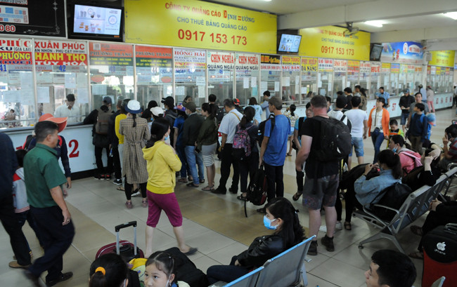 Hành khách xếp hàng mua vé tại các quầy trong bến xe Miền Đông.
