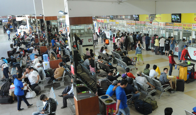 Bên trong bến xe Miền Đông, lượng hành khách mỗi ngày một đông.