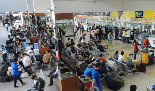 Bên trong bến xe Miền Đông, lượng hành khách mỗi ngày một đông.