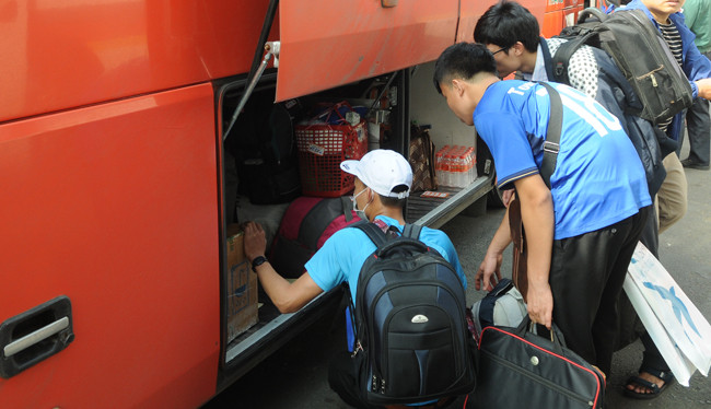 Trong khi đó, tại bến xe Miền Tây, lượng khách đi lại trong dịp Tết vẫn còn thưa thớt, bởi đây là chặng đường ngắn, từ TP Hồ Chí Minh về các tỉnh miền Tây, nên cao điểm được dự kiến rơi vào các ngày từ 27 tới 30 Tết.