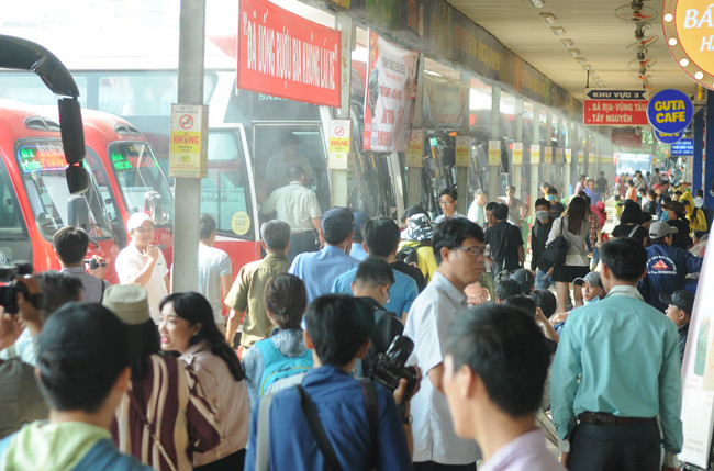 Ông Nguyễn Hoàng Huy, Phó Tổng giám đốc bến xe Miền Đông, cho biết do nhu cầu đi lại dịp Tết Nguyên đán 2019 tăng cao, dự báo lượng khách qua bến xe tăng khoảng 2% với khoảng 55.000 khách/ngày, bến xe Miền Đông đã phối hợp với các đơn vị vận tải tăng cường gần 100 xe 45 chỗ đáp ứng nhu cầu của người dân trong dịp Tết.