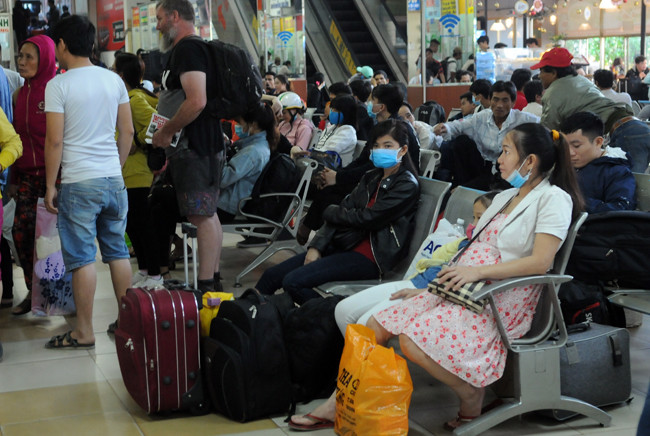 Nhiều hành khách tìm đến một số quầy bán vé Tết đi ngay trong ngày về các tỉnh miền Trung. Ngoài ra, ở một số quầy vé khác, hành khách phải đứng xếp hàng chờ đến lượt mua vé về quê.