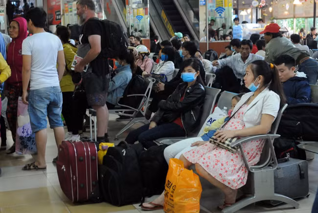 Nhiều hành khách tìm đến một số quầy bán vé Tết đi ngay trong ngày về các tỉnh miền Trung. Ngoài ra, ở một số quầy vé khác, hành khách phải đứng xếp hàng chờ đến lượt mua vé về quê.