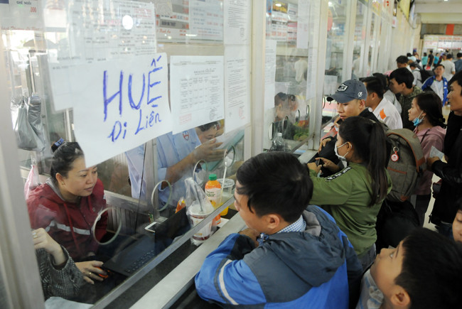 Những quầy bán vé đi ngay trong ngày luôn đông khách.