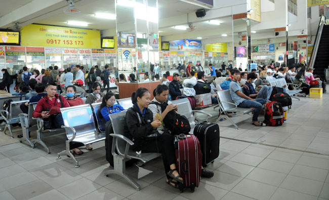 Rất đông hành khách ngồi đợi xe xuất bến tại bến xe Miền Đông.