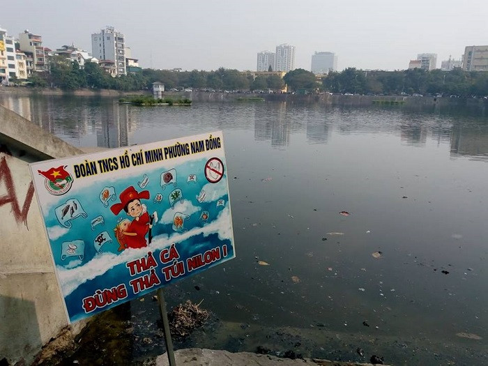 Hàng năm, việc thả cá, túi ni-long, tro hóa vàng mã xuống hồ diễn ra phổ biến. Tại Hồ Đắc Di (Đống Đa, Hà Nội), Đoàn Thanh niên phường Nam Đồng đã gắn biển cảnh báo ''thả cá đừng thả túi nilon''. 