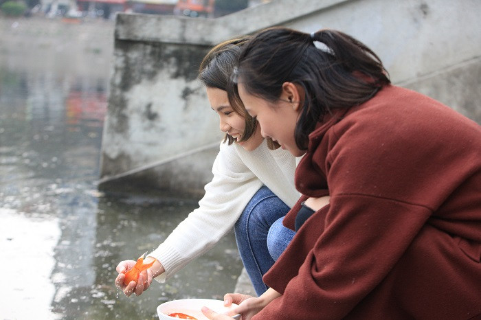 Theo tín ngưỡng dân gian, cúng ''ông Công ông Táo'' là dịp các gia đình tiễn ''thần bếp'' lên chầu trời báo cáo việc bếp núc, làm ăn, cư xử... của gia đình trong năm đó, đồng thời bày tỏ sự tri ân của gia đình đối với các vị ''thần bếp'' quanh năm lo toan, cai quản, duy trì nếp sinh hoạt gia đình. 