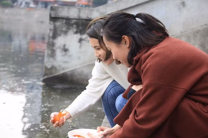 Theo tín ngưỡng dân gian, cúng ''ông Công ông Táo'' là dịp các gia đình tiễn ''thần bếp'' lên chầu trời báo cáo việc bếp núc, làm ăn, cư xử... của gia đình trong năm đó, đồng thời bày tỏ sự tri ân của gia đình đối với các vị ''thần bếp'' quanh năm lo toan, cai quản, duy trì nếp sinh hoạt gia đình. 