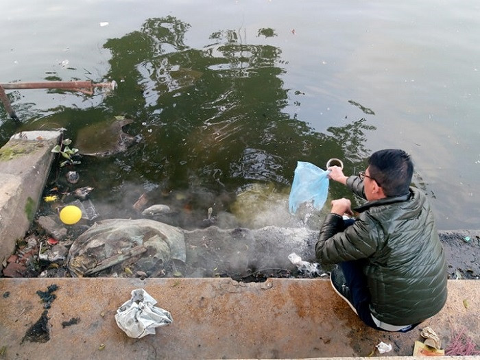 Tuy nhiên, người dân vẫn vô tư thả tro hóa vàng mã, tui ni-long xuống mặt nước. ''Tôi không biết thả tro xuống mặt nước làm gì nhưng thấy ông bà làm nên làm theo'', bà Trần Thị Dung (Cầu Giấy, Hà Nội) cho biết.