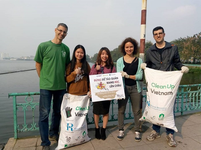 Nhóm Keep Hanoi Clean (Giữ Hà Nội sạch) tổ chức thu gom rác tại các địa điểm công cộng. Năm nay, nhóm tổ chức thu gom tại cầu Nhật Tân, cầu Chương Dương, xung quanh khu vực trên và dưới cầu Long Biên.