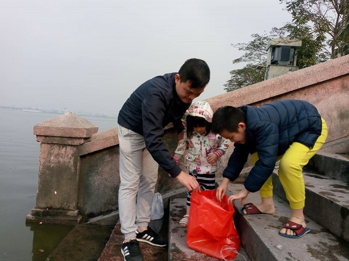 Nhiều gia đình tranh thủ cuối tuần dẫn con nhỏ ra hồ thả cá chép vào dịp ông Công, ông Táo, chia sẻ với các em nhỏ về ý nghĩa phong tục của đất nước.
