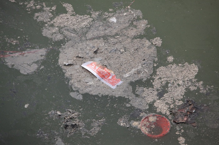 Dưới mặt nước hồ Đắc Di, tro vàng mã đóng thành từng mảng lớn. Mặc dù, công nhân vệ sinh phải trực vớt rác liên tục, nhắc nhở người dân thường xuyên nhưng một số người vô ý thức vẫn vô tư thả tro hàng mã xuống nước.