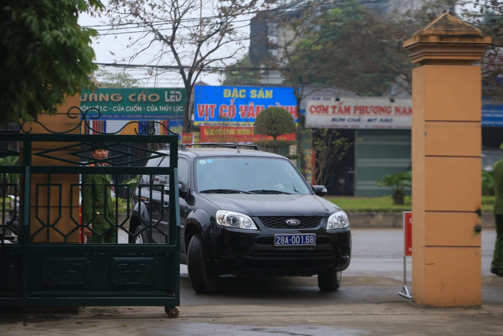 Gần 8h xe của đại diện VKND tỉnh Hòa Bình tiến vào sân tòa. Tại phiên tòa xét xử sơ thẩm vụ án chạy thận khiến 9 người tử vong ở Hòa Bình sáng nay có đông người dân theo dõi và các báo đài tới đưa tin.