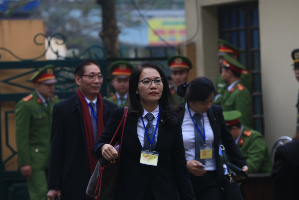 Các bị can khác gồm: Trương Quý Dương (cựu GĐ BV Đa khoa tỉnh Hòa Bình), Hoàng Đình Khiếu (Cựu PGĐ BV Đa khoa tỉnh Hòa Bình), Trần Văn Thắng (Cựu Trưởng phòng vật tư), Trần Văn Sơn (Cán bộ phòng vật tư) và ông Đỗ Anh Tuấn, GĐ Công ty CP Dược phẩm Thiên Sơn,cùng bị truy tố về tội “Thiếu trách nhiệm gây hậu quả nghiêm trọng”, có khung hình phạt từ 3 đến 12 năm tù.