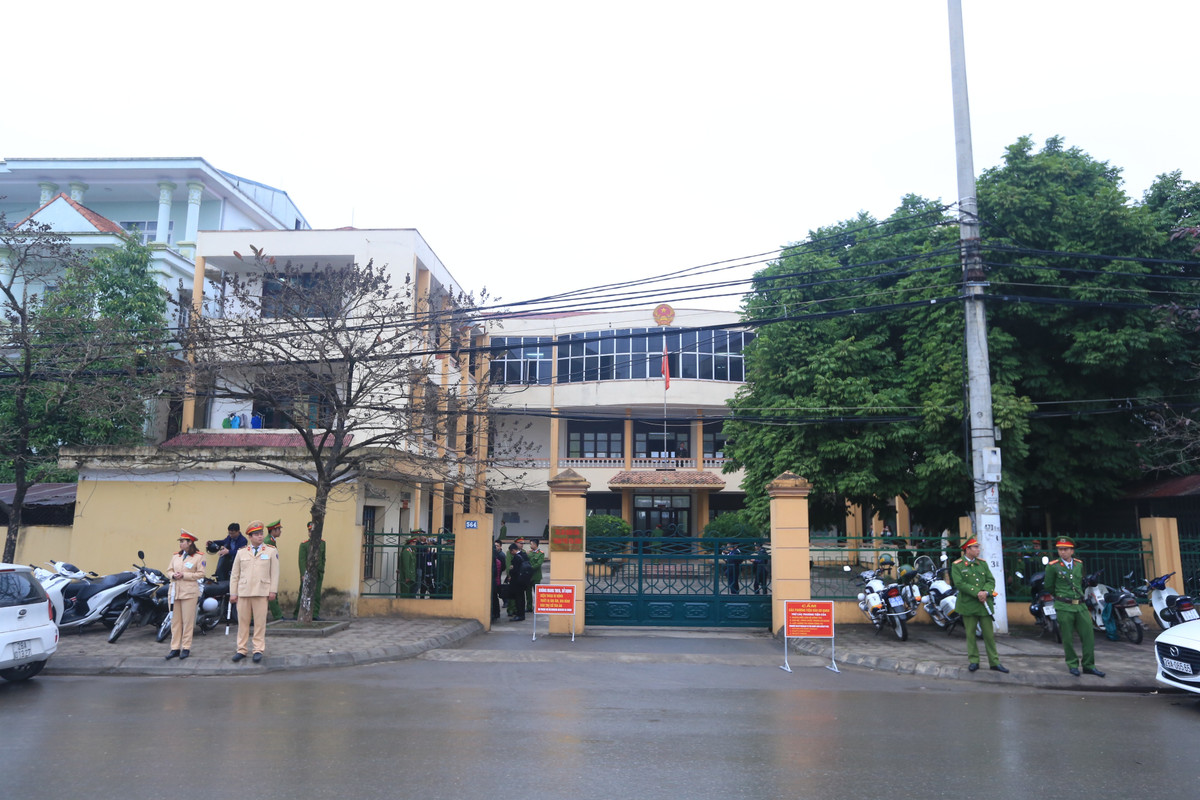 Sau nhiều lần trả hồ sơ bổng sung, đúng 8h30 sáng nay (8/1), phiên tòa sơ thẩm xét xử vụ án chạy thận khiến 9 người tử vong đã chính thức diễn ra tại Tòa án Nhân dân TP Hòa Bình (tỉnh Hòa Bình). Hiện tại, BS Hoàng Công Lương vắng mặt vì lí do sức khỏe, theo người nhà BS Lương cho biết, khoảng thời gian gần đây Hoàng Công Lương bị mất ngủ kéo dài, ngại tiếp xúc với mọi người, tinh thần không được tốt. 