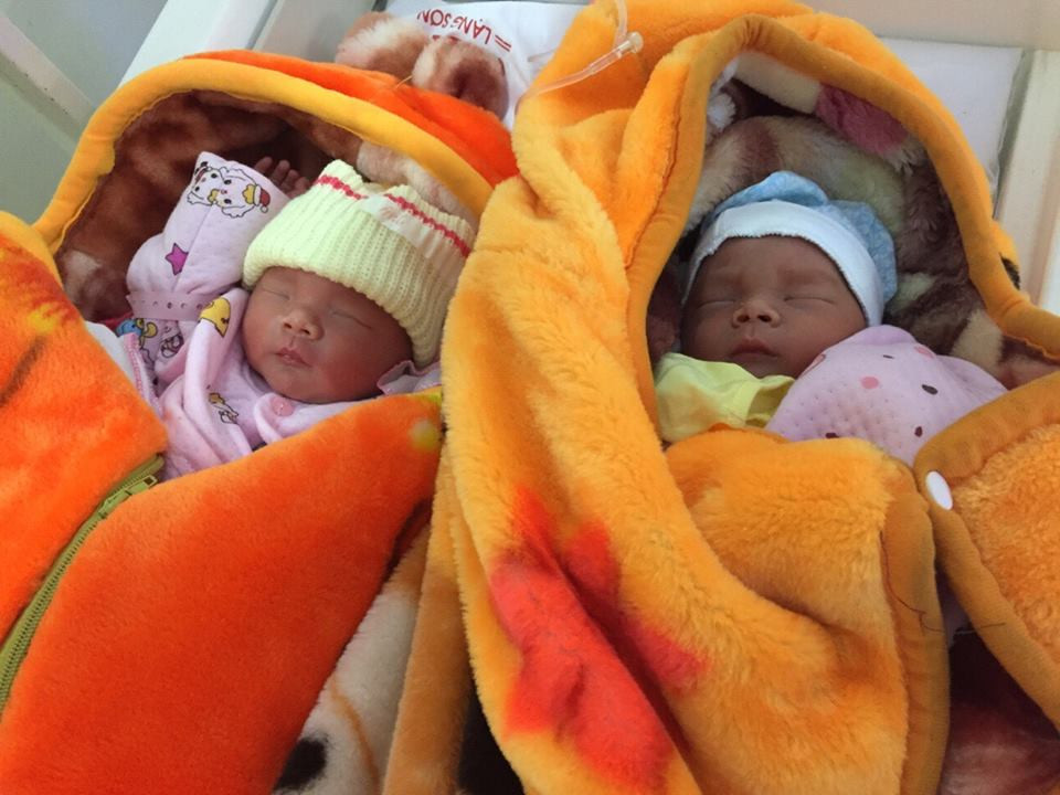 Xót thương cặp song sinh vừa ra đời đã mồ côi mẹ Xot thuong cap song sinh vua ra doi da mo coi me