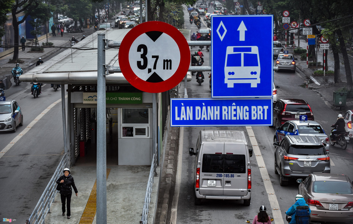 Nhiều người lái ôtô khi vội đã lao vào làn của BRT.