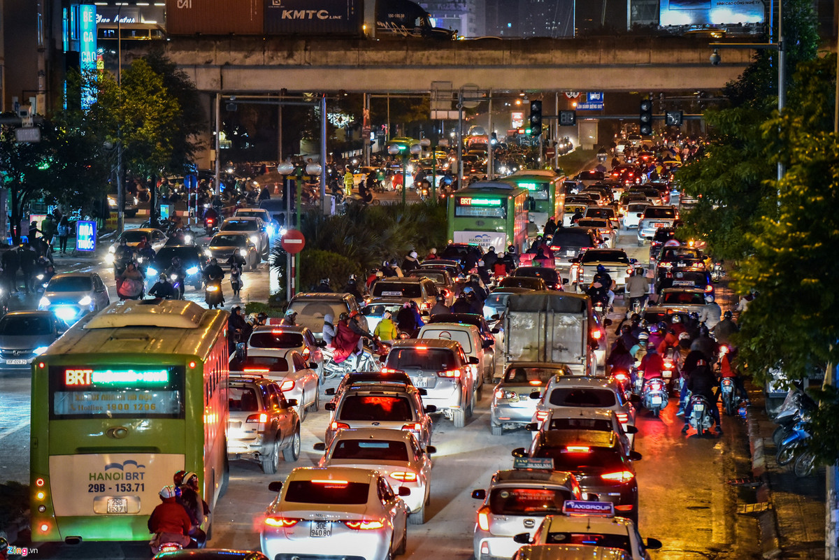 Vào giờ tan tầm, buýt BRT đành phải nhích cùng dòng người trên phố.