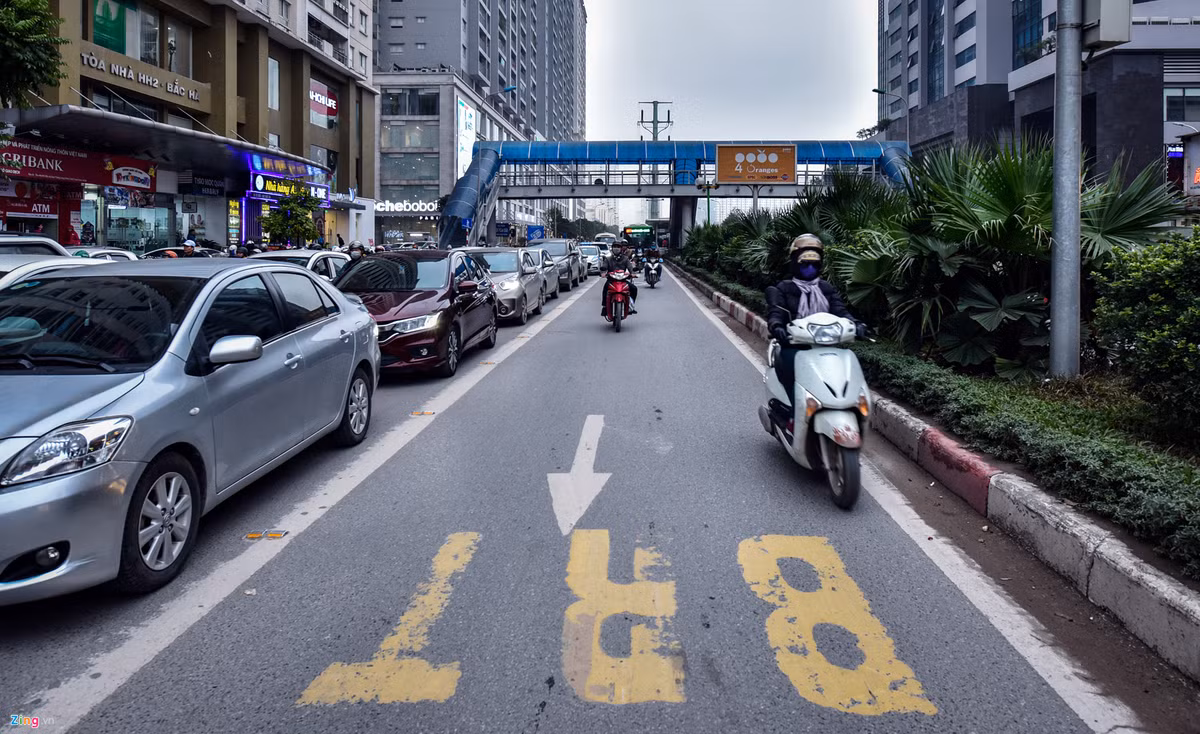 Biển, báo, vạch kẻ đường rõ ràng không làm thay đổi thói quen vi phạm giao thông của những người thiếu ý thức.