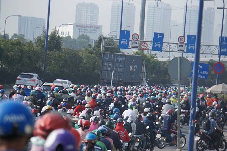 Kẹt xe không lối thoát ở cửa ngõ Sài Gòn.
