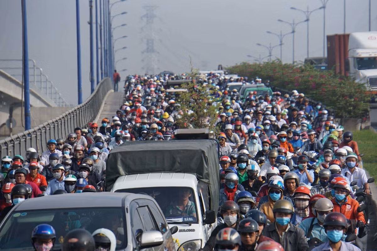 Tương tự, tại cầu Sài Gòn hướng từ quận 2 sang quận Bình Thạnh cũng xảy ra kẹt cứng. Hàng nghìn ô tô, xe máy nối dài, nhích từng mét.