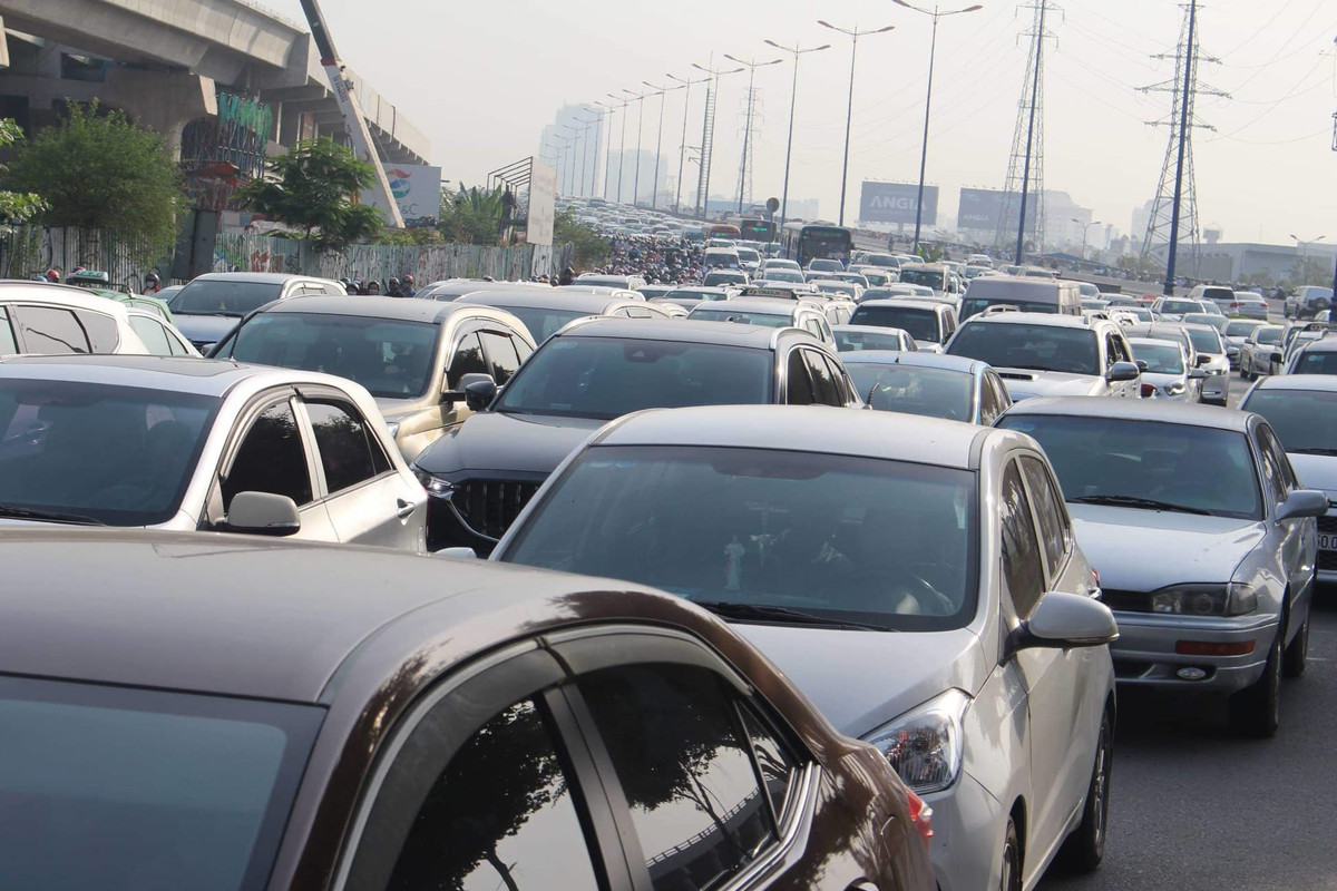 Ô tô đứng yên, không lối thoát do lưu lượng giao thông tăng đột biến.
