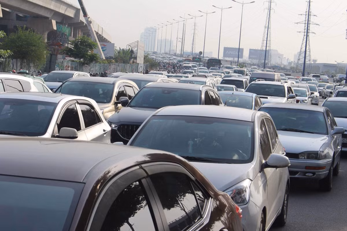 Ô tô đứng yên, không lối thoát do lưu lượng giao thông tăng đột biến.