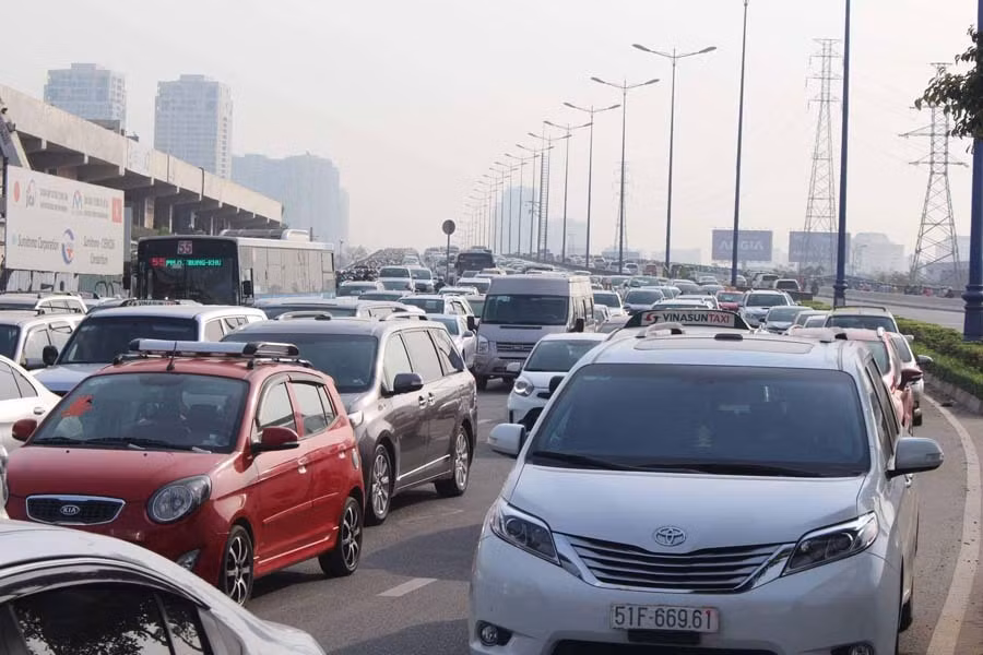 Ô tô nối dài trên cầu Sài Gòn.