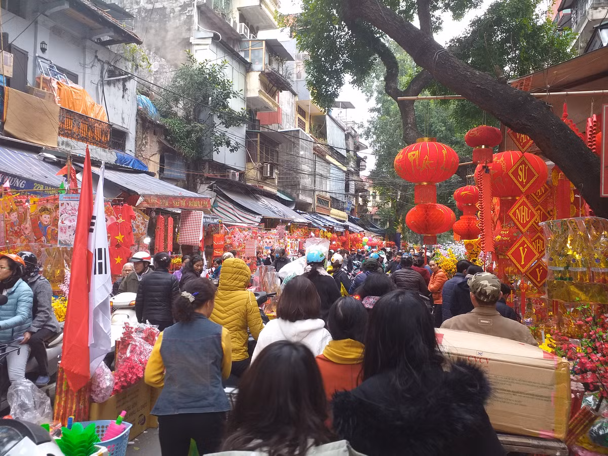 Anh: Pho Hang Ma tap nap ngay can Tet