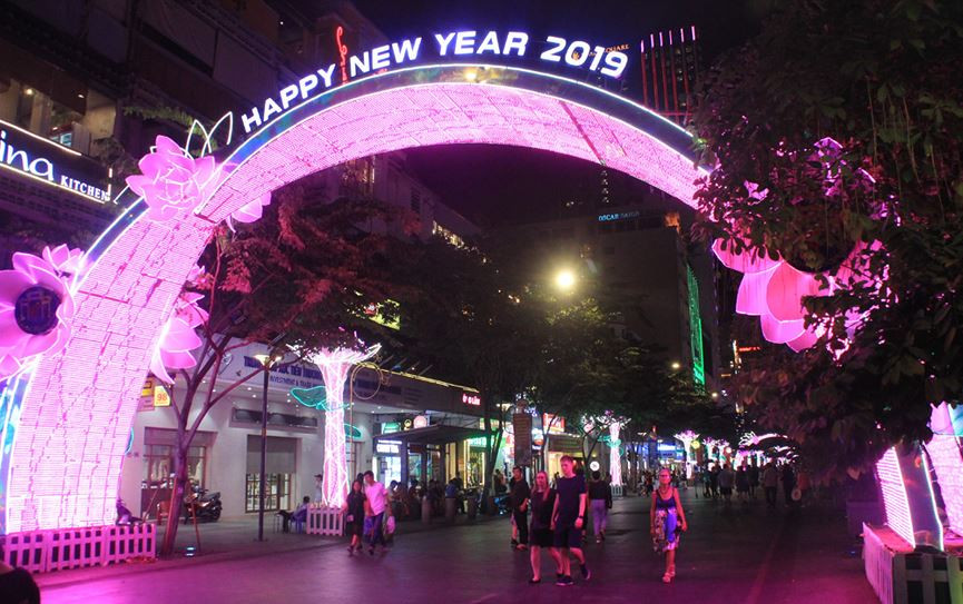 Những ngày này, hầu khắp các tuyến đường trung tâm TPHCM đã khoác lên mình hương sắc mùa xuân thật rực rỡ, lung linh. Trong ảnh: Phố đi bộ Nguyễn Huệ (quận 1) rực rỡ đèn hoa, cuốn hút bạn trẻ tìm đến "check-in" chào đón Tết Nguyên đán Kỷ Hợi 2019.