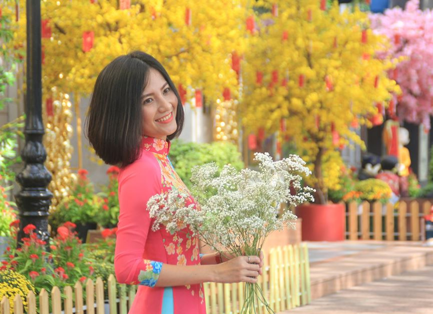 Nhiều chị em tìm đến ghi lại những khoảnh khắc rạng rỡ ngày Tết đến.