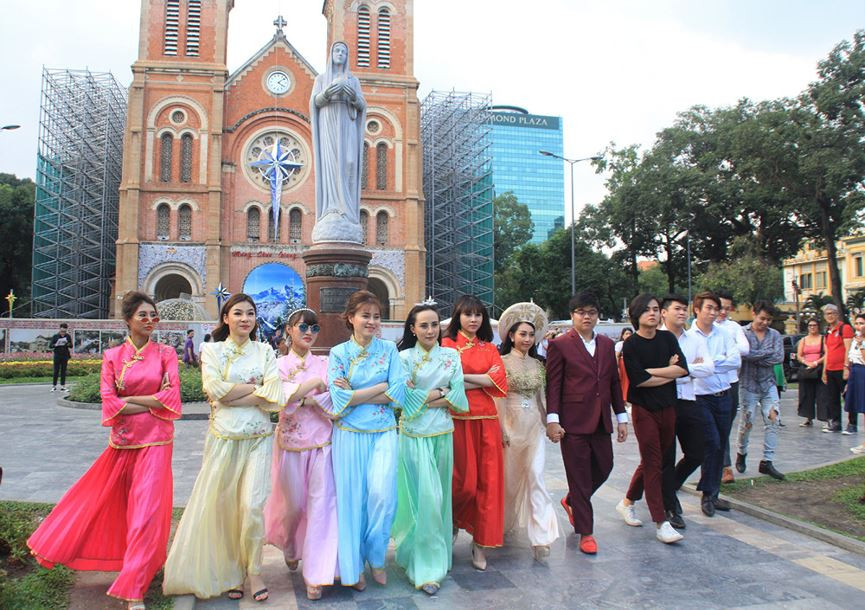 Chiều cuối tuần, hội "chị em bạn dì" với cô dâu chú rể cùng góp vui trong tạo hình độc đáo tại khu vực Nhà thờ Đức Bà (quận 1).