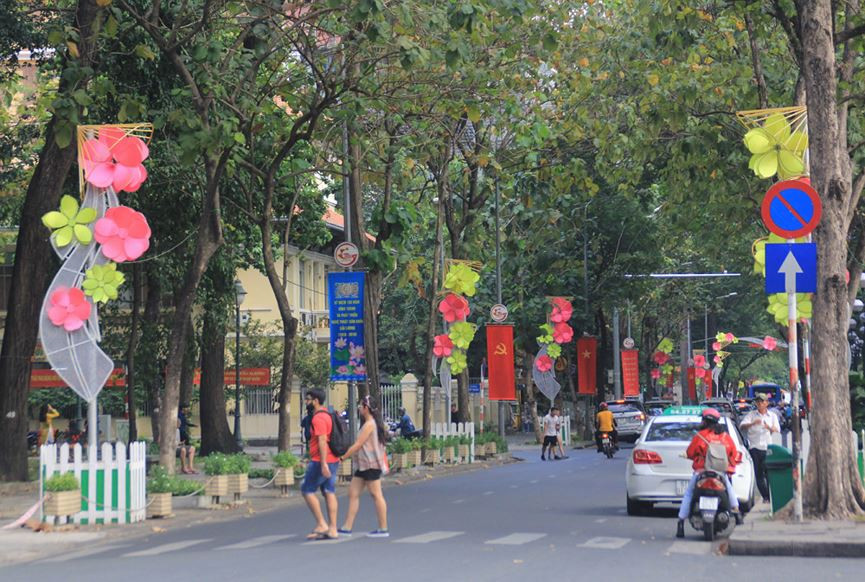 Bức tranh tương phản sắc hoa ban ngày - ban đêm trên đường Nam Kỳ Khởi Nghĩa đoạn phía trước Dinh Thống Nhất (quận 1, TPHCM) rực rỡ đón Tết Kỷ Hợi 2019.